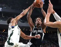 关于圣安东尼奥马刺今夜强势反弹关键时刻止住颓势,风云突变布鲁克林篮网集结日更衣室发声看傻球迷的信息 关于圣安东尼奥马刺今夜强势反弹关键时刻止住颓势,风云突变布鲁克林篮网集结日更衣室发声看傻球迷的信息